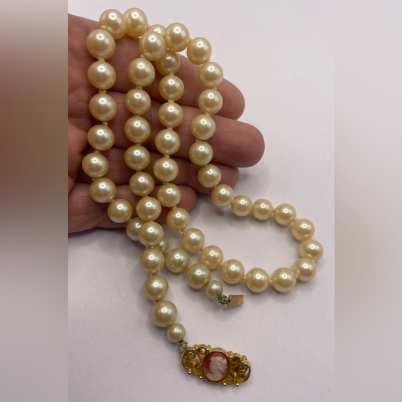 Vintage Strand of Glass Pearls Knotted with Gold Tone Cameo Clasp Unique - Picture 9 of 9